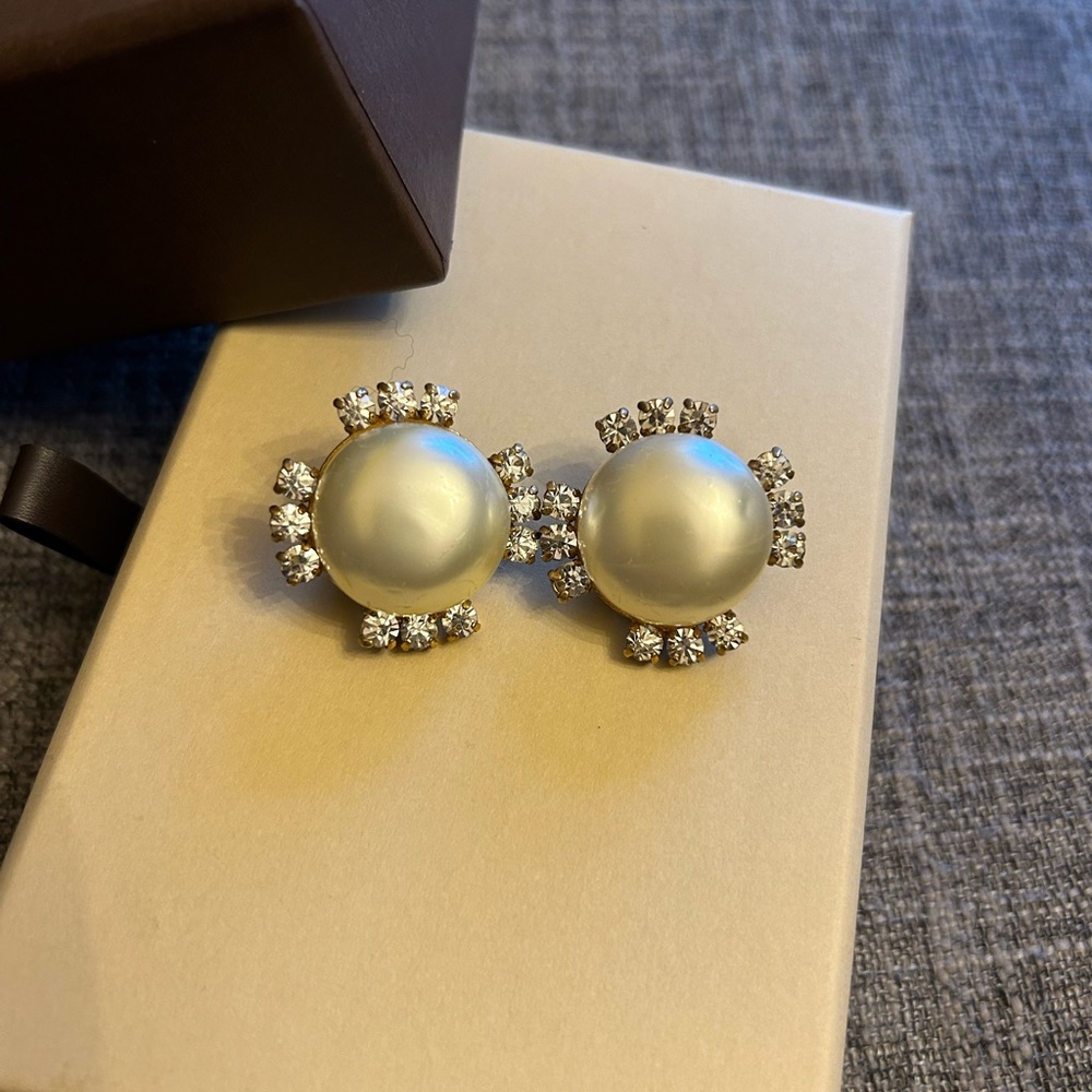 Vintage Chanel earrings clip on Authentic